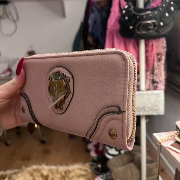 ארנק ורוד של Juicy Couture