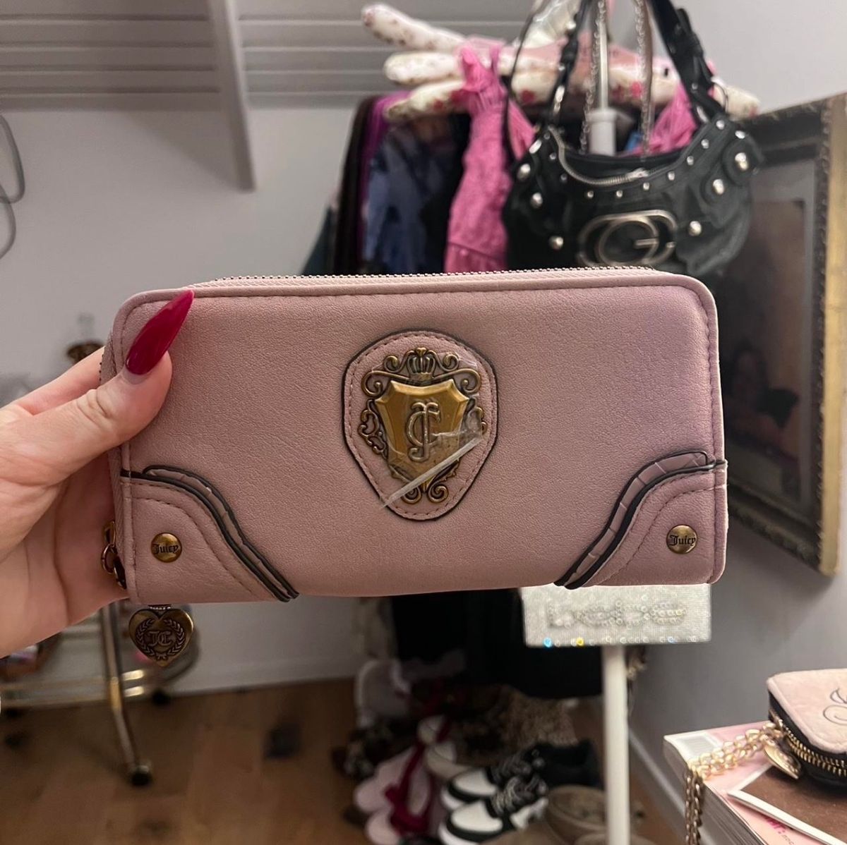 ארנק ורוד של Juicy Couture
