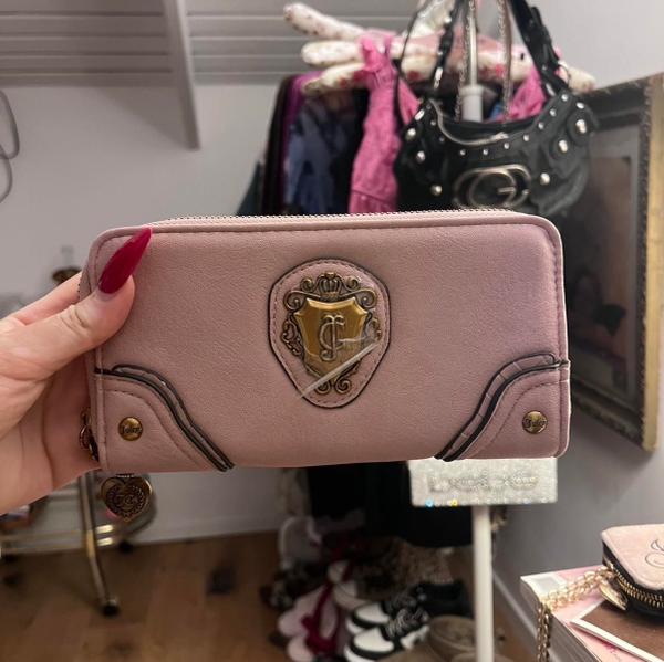 ארנק ורוד של Juicy Couture