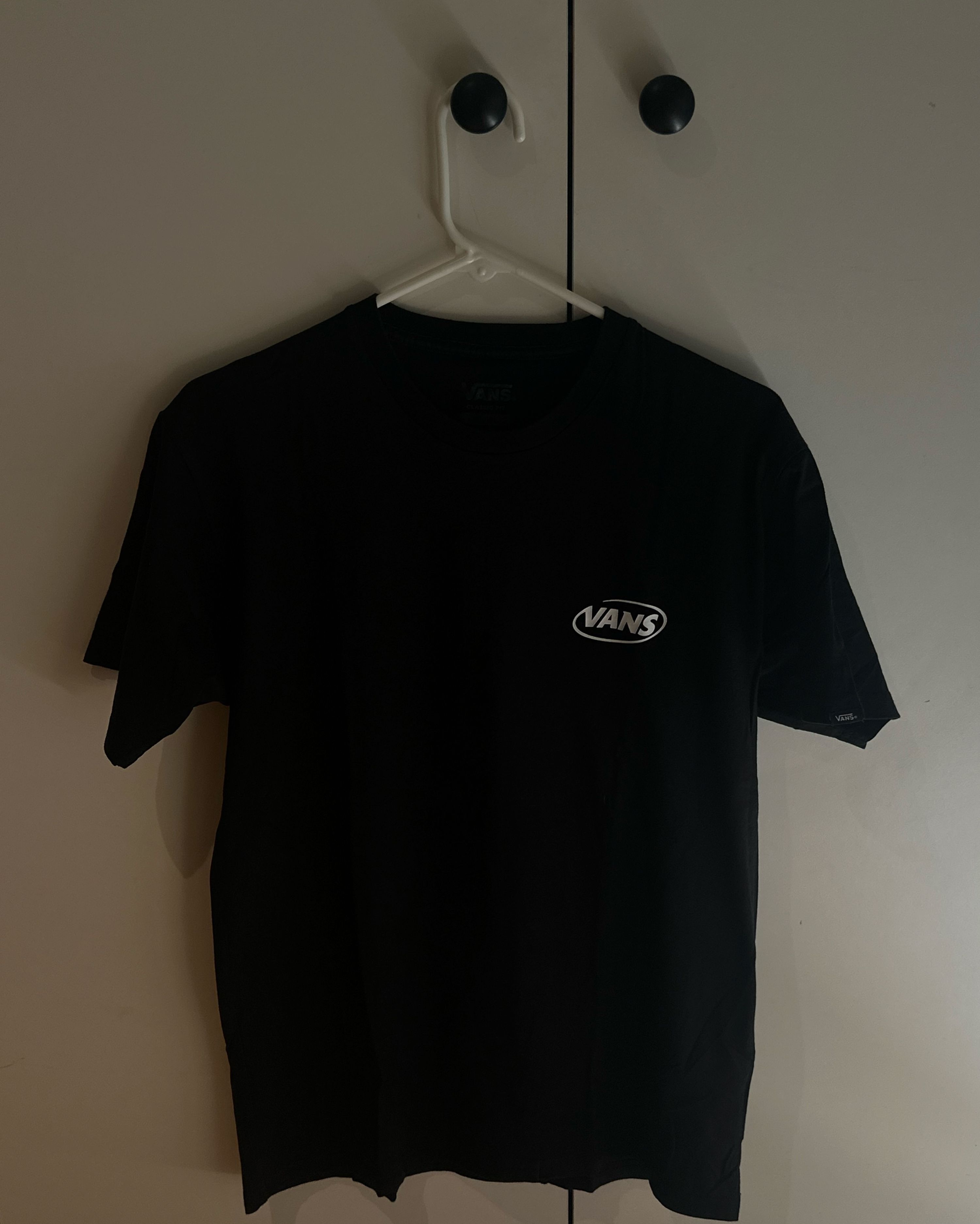 חולצת טי שחורה של Vans עם לוגו