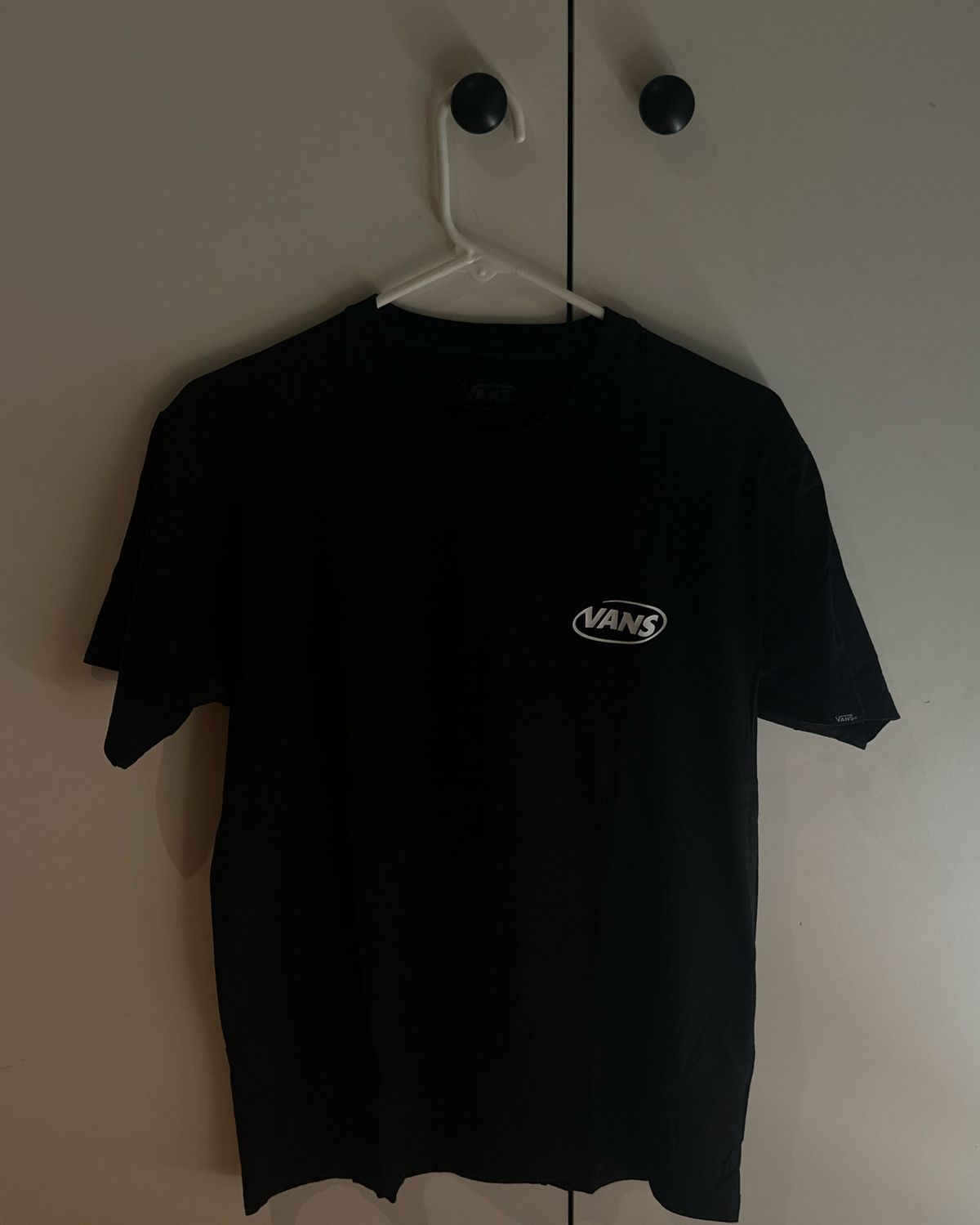 חולצת טי שחורה של Vans עם לוגו