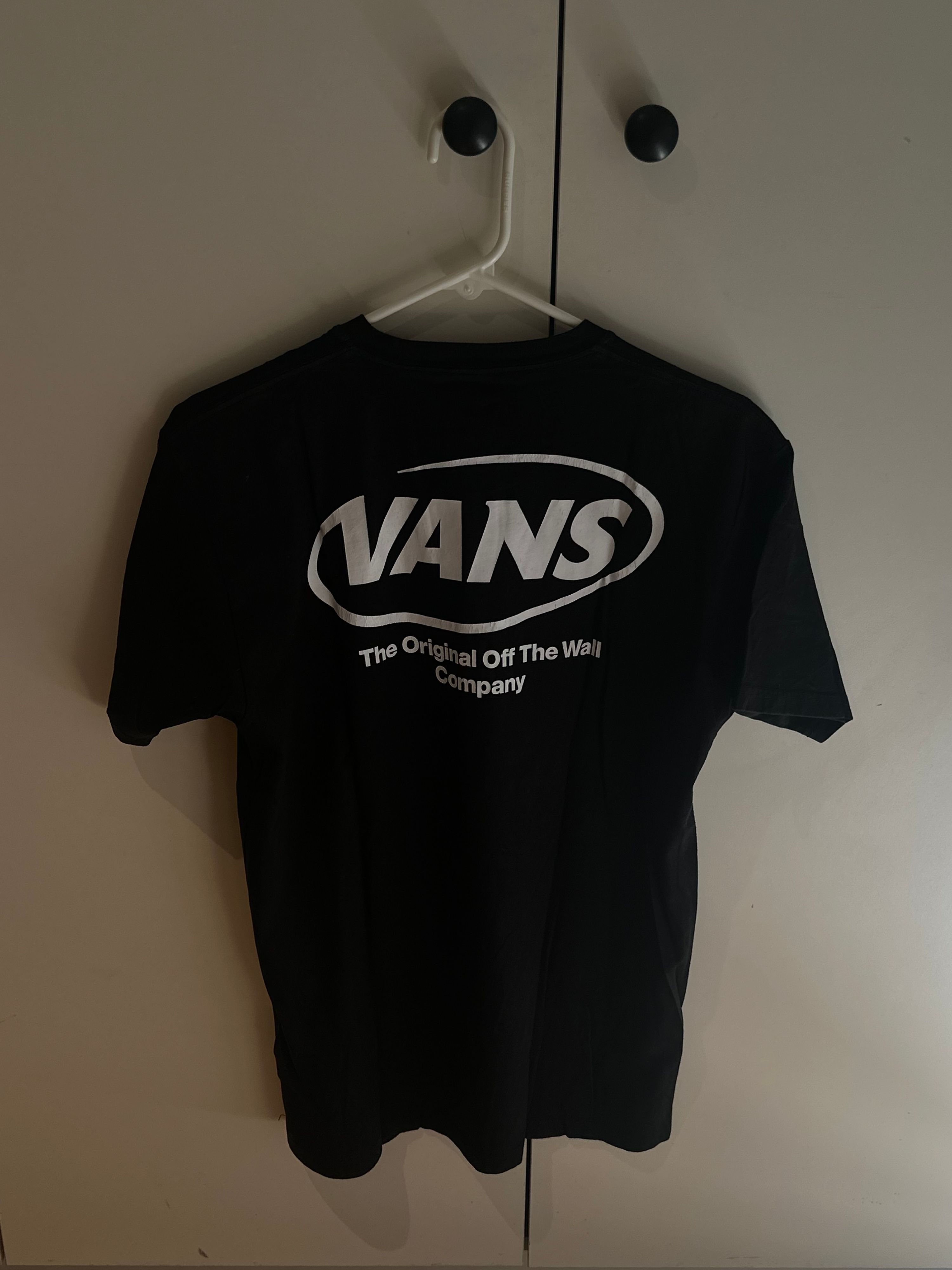 חולצת טי שחורה של Vans עם לוגו