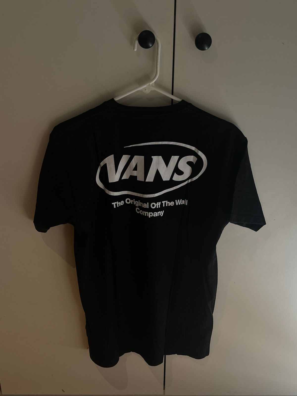 חולצת טי שחורה של Vans עם לוגו