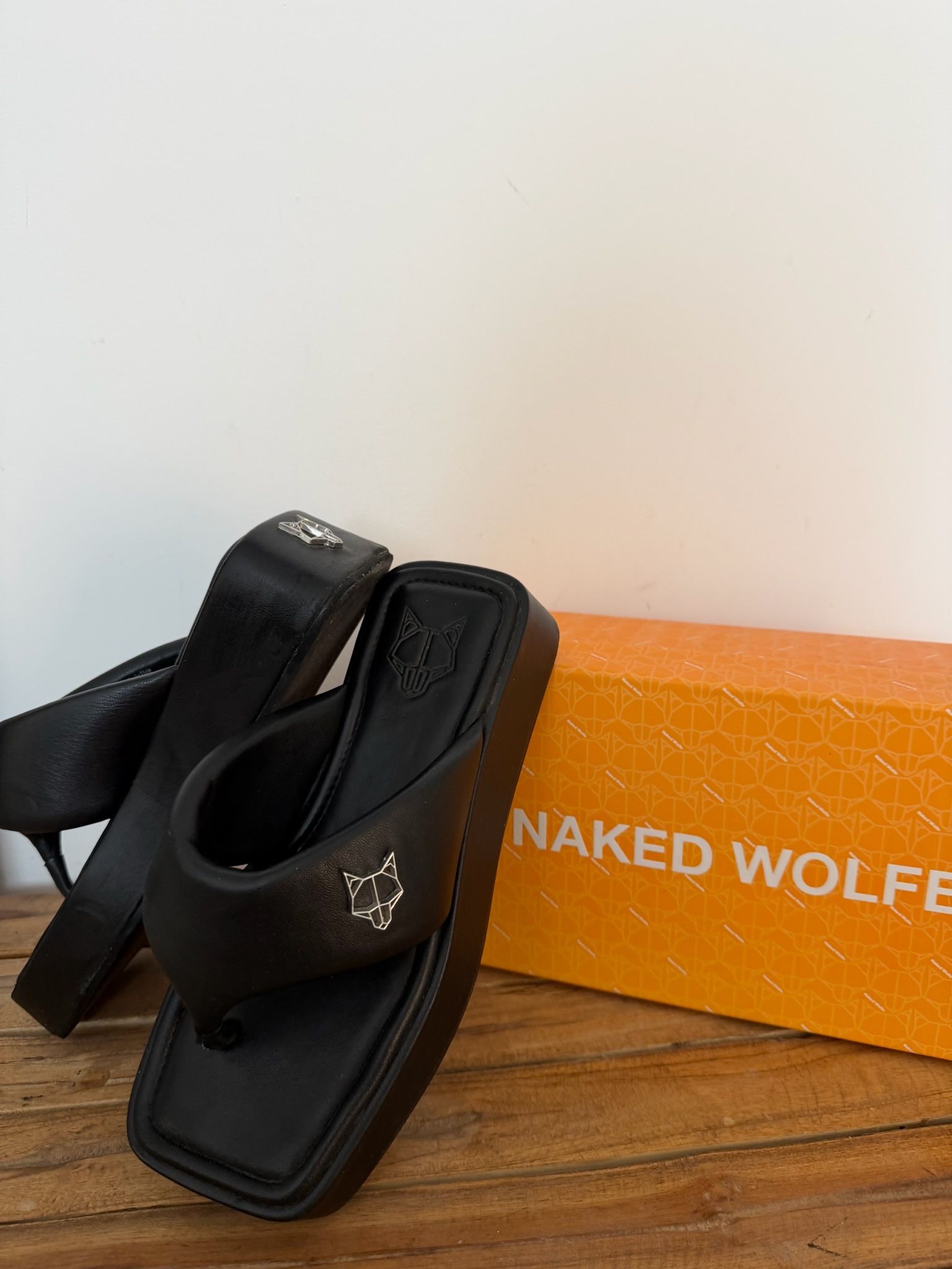 כפכפי פלטפורמה שחורים של NAKED WOLFE