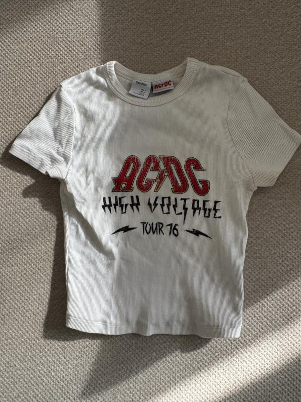 חולצת טי ריב לבנה עם הדפס AC/DC