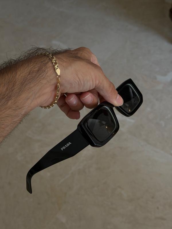 משקפי שמש שחורים של פראדה