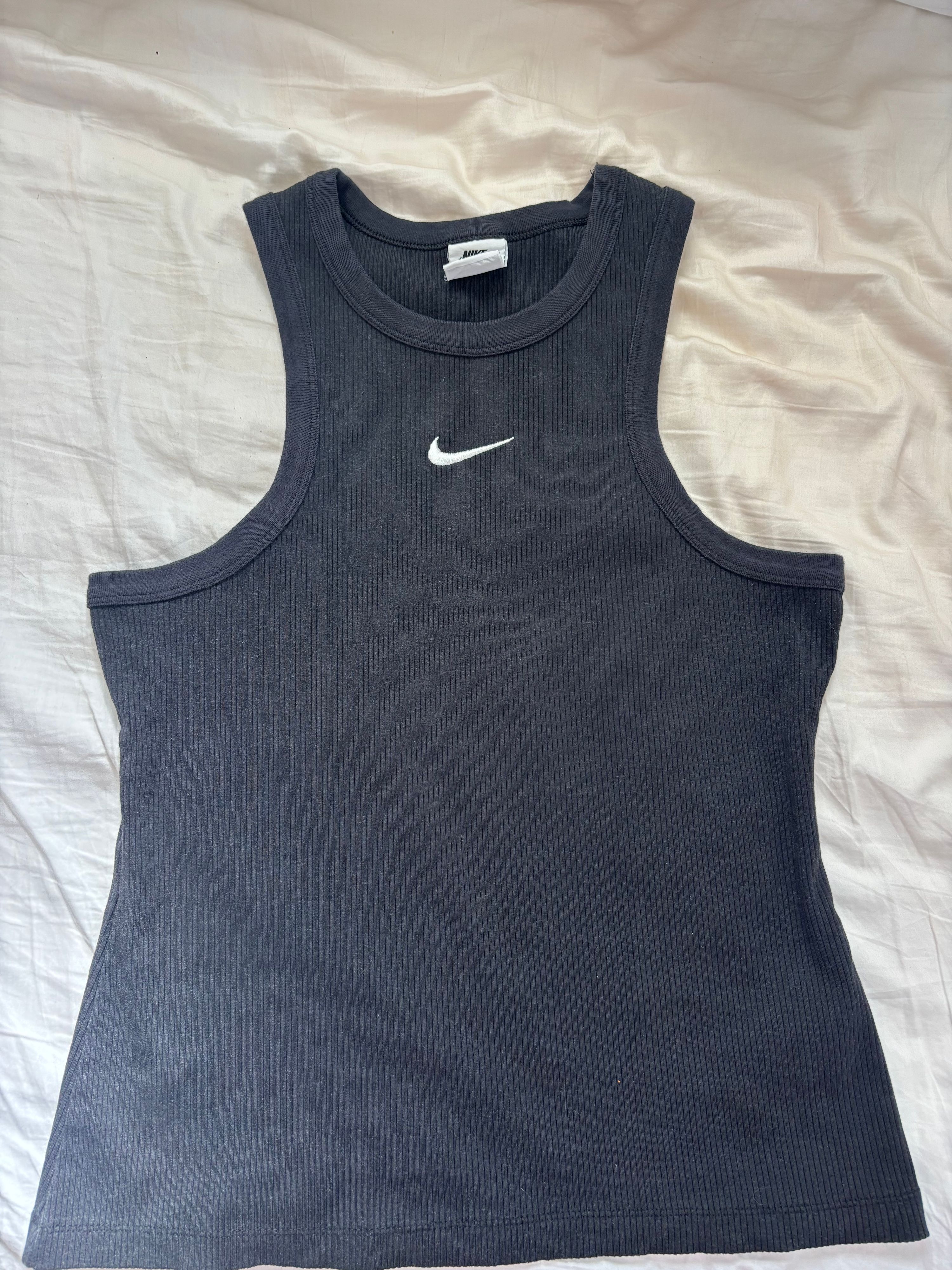 גופיית ריב אפורה של Nike