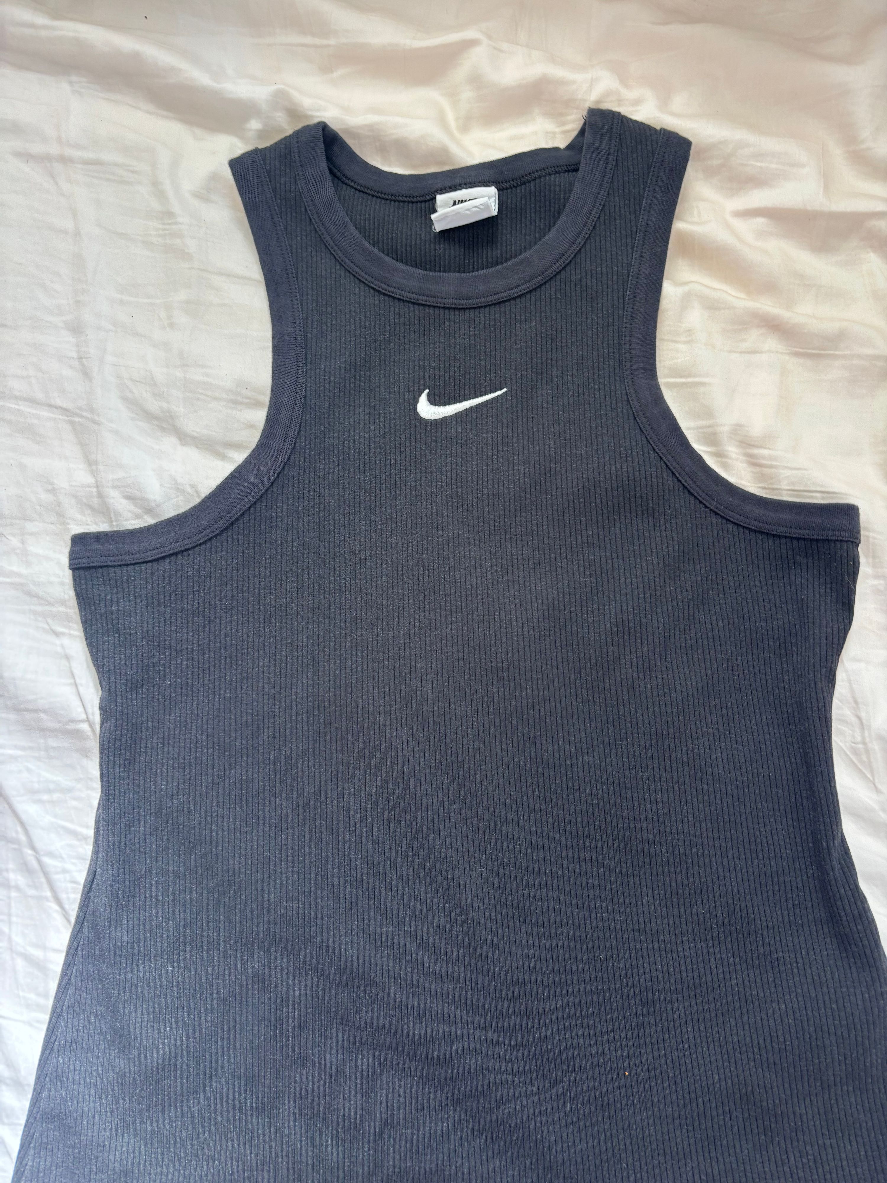 גופיית ריב אפורה של Nike