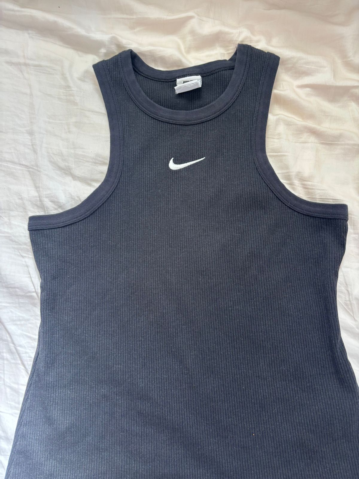 גופיית ריב אפורה של Nike